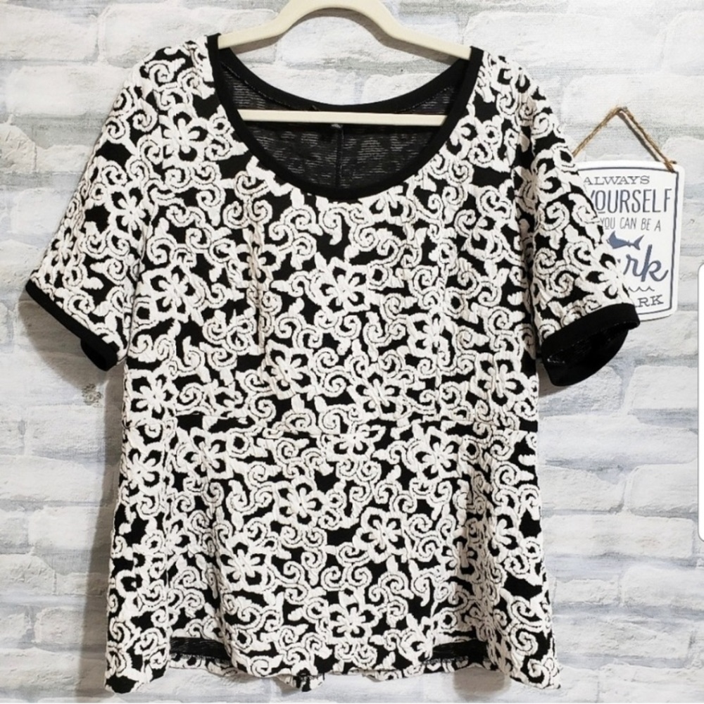 ELOQUII Textured Floral Peplum Top